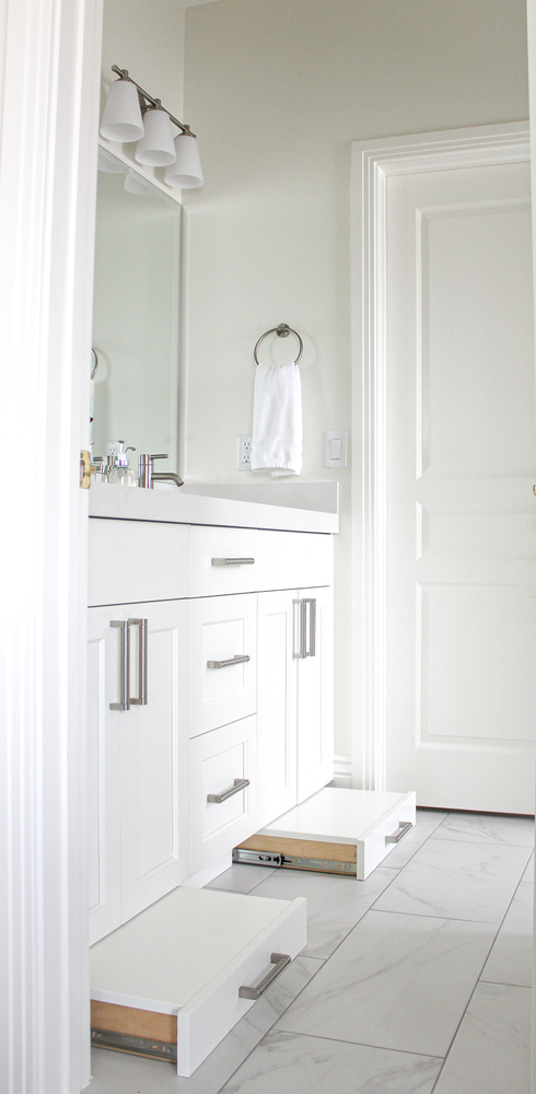 Functional family bathroom with quartz countertops and shaker drawers by Conner Construction Company in Utah County